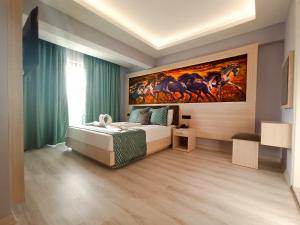 una camera da letto con un letto e un quadro sul muro di Livaneli Boutique Otel a Alanya Altre 95 foto