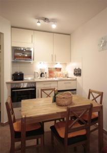 バーベにあるHaus Meeresblick - Ferienwohnung Abendrot (Ref. 132364)のキッチン(木製テーブル、椅子付)、キッチン(コンロ付)