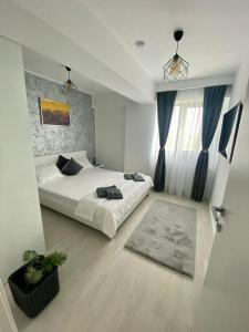 Un dormitorio con dos camas y una alfombra. en Dis Summer Residence Mamaia, en Constanţa