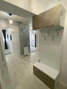 Una habitación grande con una cocina con una pared con ganchos. en Dis Summer Residence Mamaia, en Constanţa