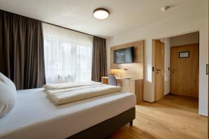 Postel nebo postele na pokoji v ubytování Hotel Stern + 37 fotografií