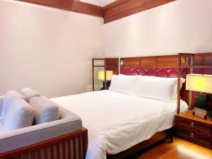 Postel nebo postele na pokoji v ubytování Jingshan Garden Hotel