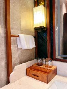 Postel nebo postele na pokoji v ubytování Jingshan Garden Hotel