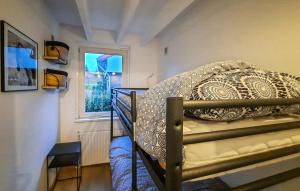 a bunk bed in a room with a window at Vakantiehuis Heinkenszand met omheinde tuin & hondvriendelijk VP046 in Heinkensand +36 photos