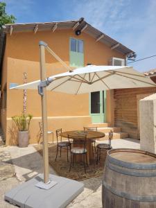 Patio nebo venkovní prostory v ubytování Gîte l'atelier de Phil et Delfe