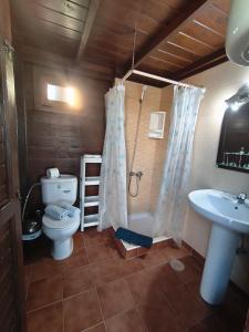 a bathroom with a toilet and a sink at Casa Orymar in Cotillo