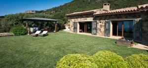 a yard with a house with a bench and a gazebo at Le Tre Civette - Residenza di Campagna in Villa San Pietro