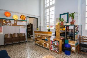Lobby o reception area sa OStellin Genova Hostel