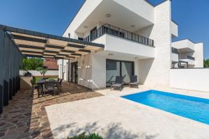 Swimmingpoolen hos eller tæt på Villa Tina with pool