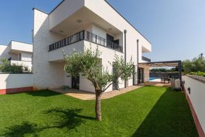 En have udenfor Villa Tina with pool