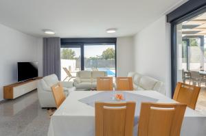 Et tv og/eller underholdning på Villa Tina with pool