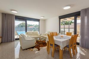 Et opholdsområde på Villa Tina with pool