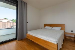 En eller flere senge i et værelse på Villa Tina with pool + 38 billeder