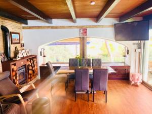 a dining room with a table and a fireplace at CHALET MÁGICO en Orihuela Costa in Los Dolses