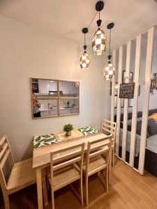 Una cama o camas en una habitación de Pedolinos Tagaytay Luxe studio with Netflix and unlimited wifi