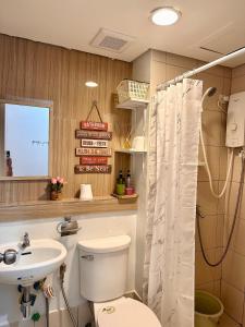 Un baño de Pedolinos Tagaytay Luxe studio with Netflix and unlimited wifi