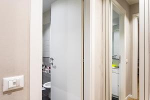 un baño con espejo y lavabo en Suite Santa Eufemia 2 - VICINO ARENA, en Verona