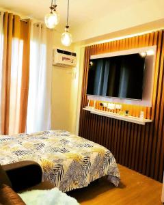 Una televisión o centro de entretenimiento en Pedolinos Tagaytay Luxe studio with Netflix and unlimited wifi 19 fotos más