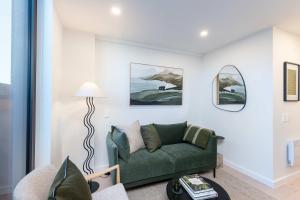 Χώρος καθιστικού στο 1BR Alpha APT - Central Stay Top Amenities +11 φωτογραφίες