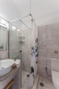łazienka z umywalką i prysznicem w obiekcie SKYROS AVRA Residences w mieście Skiros +37 zdjęć