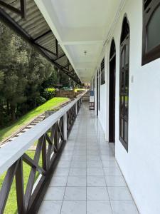 Sibayak Multinational Rest House的阳台或露台