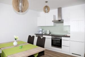 Kuchyň nebo kuchyňský kout v ubytování PENTHOUSE Griemann 2 für max 4 Personen mit eigener großer Dachterrasse zum Relaxen!