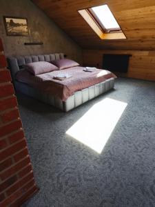 Posteľ alebo postele v izbe v ubytovaní Hotel U Valdické brány