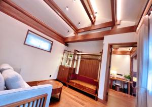 Postel nebo postele na pokoji v ubytování Jingshan Garden Hotel
