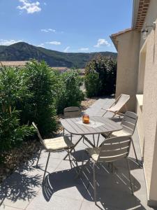 Nespecifikovaný výhled na hory nebo výhled na hory při pohledu z prázdninového domu