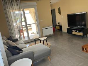 TV a/nebo společenská místnost v ubytování Maison Avalone