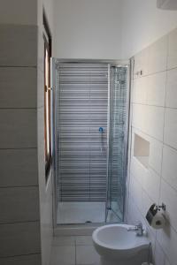 カリアリにあるAD Villanova Cagliariのバスルーム(トイレ、洗面台、シャワー付)