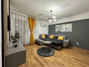 a living room with a couch and a table at Studio Mamaia Nord in Mamaia Nord