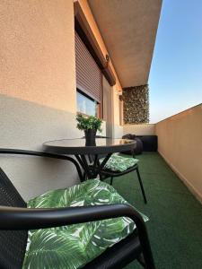 a room with a table and two chairs and a table at Studio Mamaia Nord in Mamaia Nord