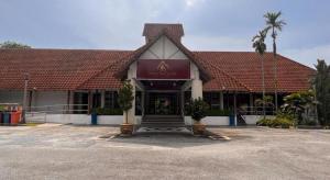 a building with a sign on the front of it at Hotel De Cassia in Kampar