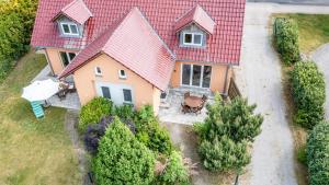 an overhead view of a house with a red roof at Ferienhaus Paul in Trassenheide +24 photos