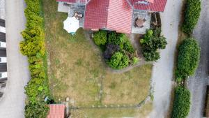 an overhead view of a house with a red roof at Ferienhaus Paul in Trassenheide