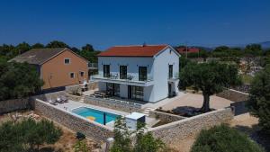 an aerial view of a house with a swimming pool at Villa Allure Lun in Lun
