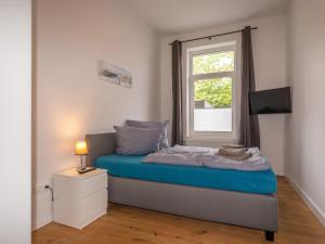 ヴィルヘルムスハーフェンにあるTraum-Ferienwohnung Mozart !のベッドと窓のある寝室