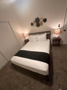 a bedroom with a large bed with white and black sheets at Sunset Serenity in Las Vegas +20 photos