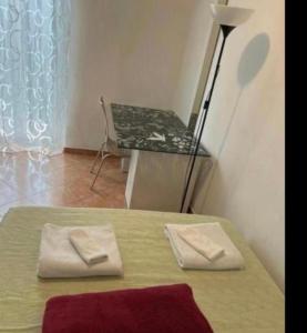 Zimmer mit einem Bett, einem Tisch und einer Lampe in der Unterkunft Aurora home in Mailand