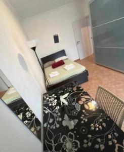 Zimmer mit einem Bett und einem schwarz-weißen Teppich in der Unterkunft Aurora home in Mailand