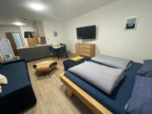 Una habitación con dos camas y un televisor. en Apartmán Mikulov Sonnblick 2, en Mikulov