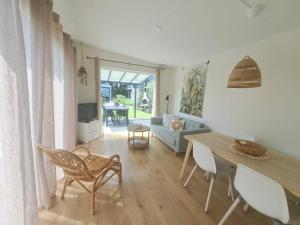 Χώρος καθιστικού στο Chalet Zeeland Natuur, Zwembad & Honden welkom VP050