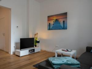 ヴィルヘルムスハーフェンにあるTraum-Ferienwohnung Mozart !のソファとテレビのあるリビングルーム +115枚の写真