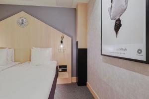 Uma cama ou camas num quarto em Hotel With Urban Deli