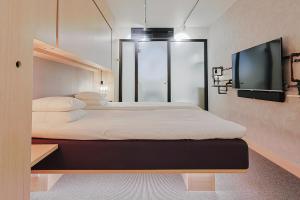 Uma cama ou camas num quarto em Hotel With Urban Deli