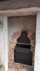 a brick oven in a brick wall at L'Écorce & le Tanin - 2 cabanes cosy pour 4, pêche in Roye