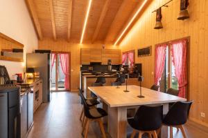 Kuchyň nebo kuchyňský kout v ubytování Chalet Les Louettes à Sapinhaut Canton du Valais