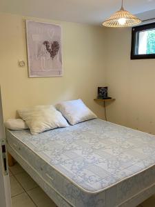 Ένα ή περισσότερα κρεβάτια σε δωμάτιο στο La maison du soleil