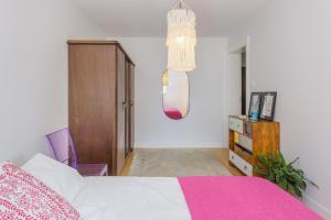 Posteľ alebo postele v izbe v ubytovaní Loved Up Sea Home